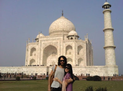 Couple posing in front of The Taj Mahal