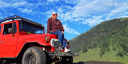 mengarungi lautan pasir bromo menggunakan jeep wisata