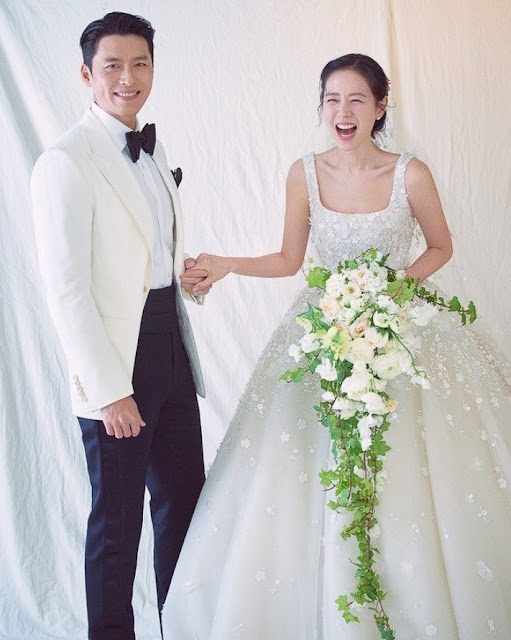 Son Ye Jin & Hyun Bin tampak bahagia dengan pernikahan mereka