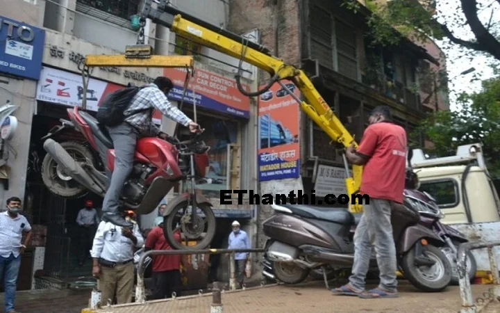 நோ பார்க்கிங்ல பைக்.. அதுக்காக ஆளோடு சேர்த்து தூக்கணுமா? வலுக்கும் கண்டனம் !