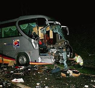 KEMALANGAN NGERI BAS DI TOL SIMPANG AMPAT  (BERITA DAN VIDEO TRAGEDI 10.10.10)