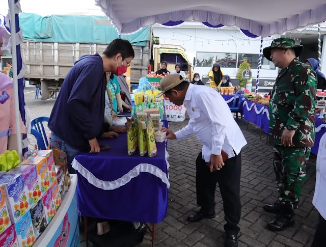 Kasdim 1007/Banjarmasin dampingi wakil Walikota mengunjungi  Bazar Murah Untuk Bantu Warga