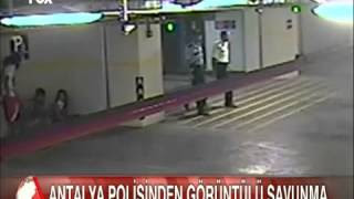 İçeriye giren, polisler gençleri tekme tokat dövdükten sonra gözaltına almış,