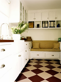 Sidewalks in the corners: a dining room in the kitchen