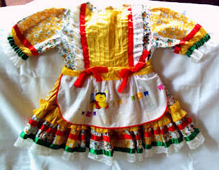 vestido de festa junina com avental com pintura de abelha