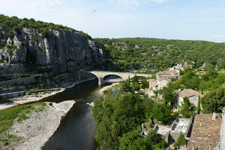 El puente desde la iglesia románica de Santa Magdalena.