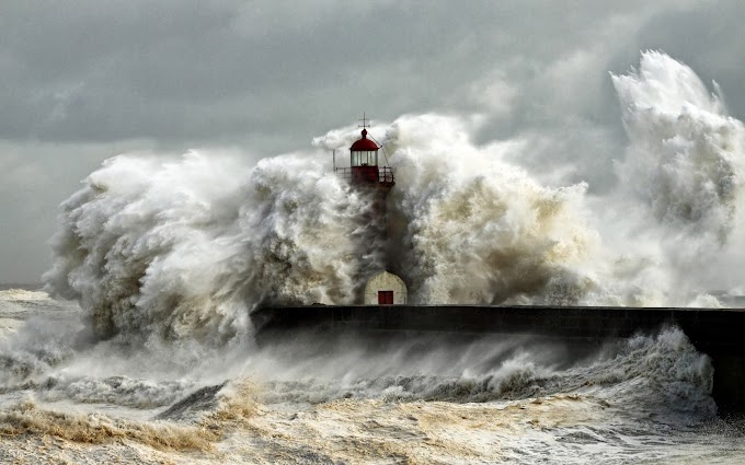 Vuuurtoren storm hoge golven zee