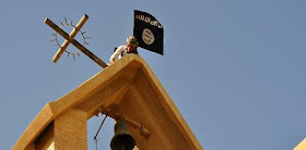 Mosul: adeptos do Corão tiraram cruzes e substituiram por bandeiras negras do fanatismo islâmico