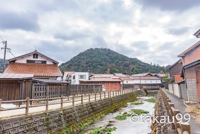 天狗山をバックにした倉吉白壁土蔵群の風景