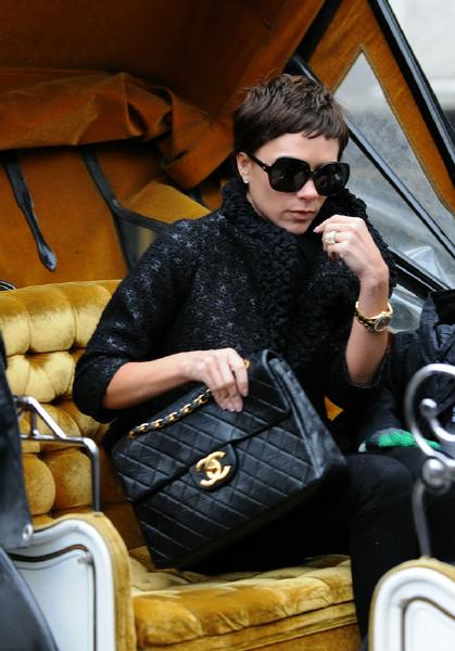 VICTORIA BECKHAM KNOWS HOW TO WEAR HER BAG!