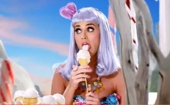  Katy Perry lança