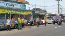 Petugas Pos PAM Ops Lilin Lodaya Pasar Patrol Polres Indramayu: Pengaturan Lalu Lintas untuk Keselamatan Pengguna Jalan