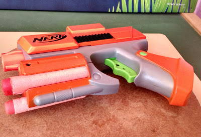 Brinquedo de plastico lançador de dardos Nerf laranja e prata espaço para estocar 5 dardos R$ 40,00