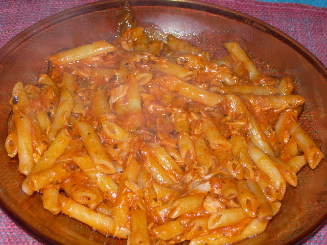 Macarrones con tomate y atún