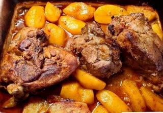 Carne do cachaço assado no forno com batatas