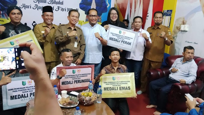 KONI Dumai Serahkan Uang Pembinaan Kepada Atlit dan Pelatih Berprestasi Dalam Porprov Ke-10 2022 Lalu