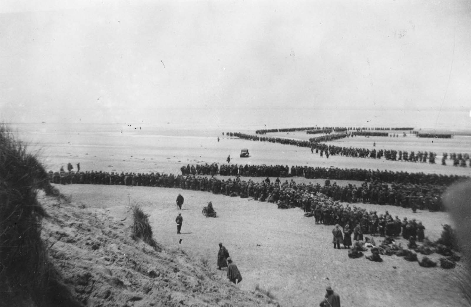 As forças expedicionárias britânicas enfileiraram-se na praia em Dunquerque enquanto esperam a evacuação.