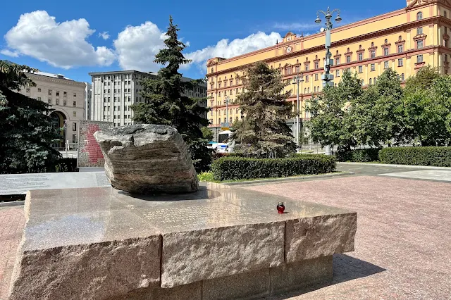 Новая площадь, Лубянская площадь, «Музейный парк», памятник жертвам политических репрессий в СССР «Соловецкий камень»