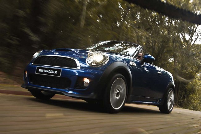 O Mini Cooper Roadster tem muito em comum com uma Ferrari 458 Italia Spider