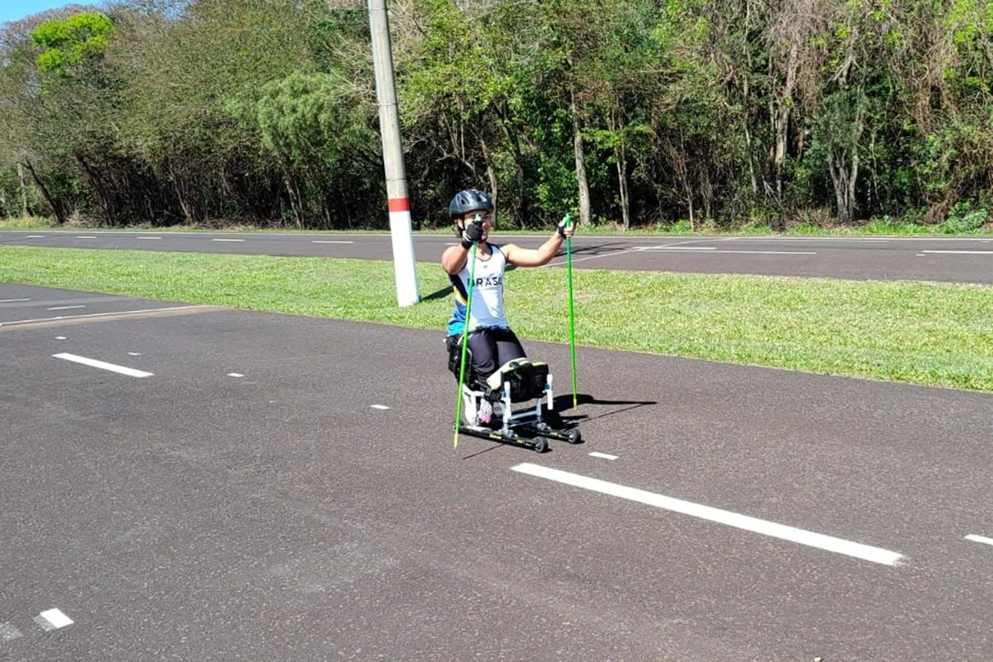 Elena de Sena compete no rollerski em pré-temporada do esqui cross-country paralímpico