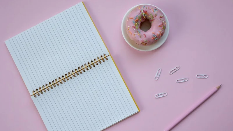 aprende ingles mesa pintada de rosa cuaderno en blanco donut rosa lapiz clips