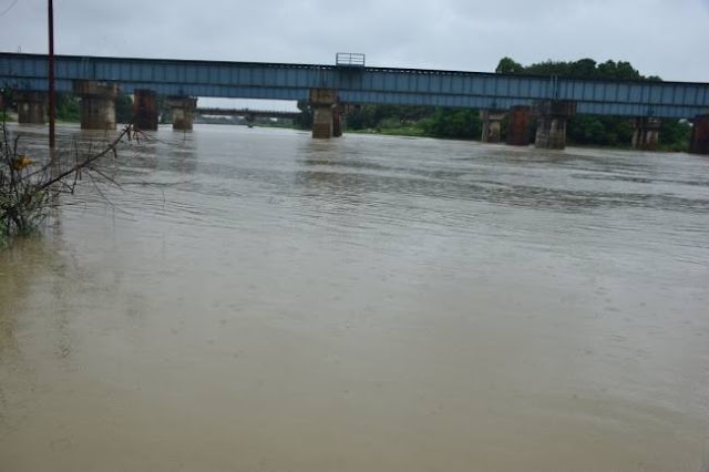 Tamsa river mau:- भीटी में खतरे के निशान से महज 1.26 मीटर नीचे तमसा का जलस्तर