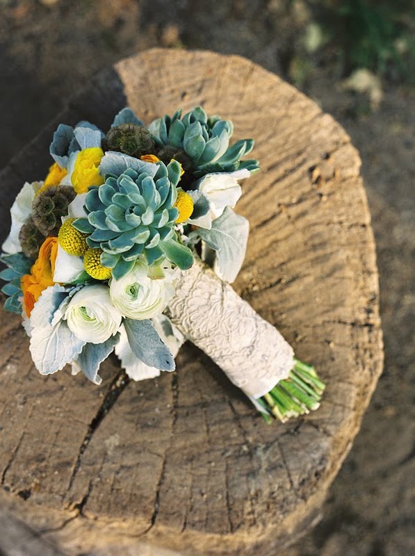 And the bridesmaids bouquet are made up of bridesmaids bouquets of gray