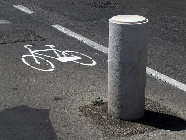 Colonnina di cemento in una pista ciclabile, Livorno