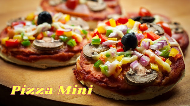 9. Menjual pizza mini dengan berbagai topping seperti daging sapi, jamur, dan keju.