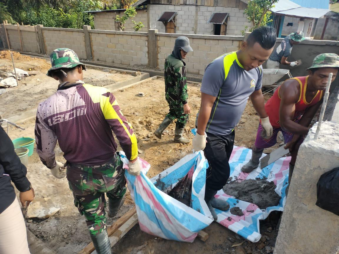 Kegiatan Satgas TMMD Ke-111 Dalam Mengangkut Adukan Material Semen Menggunakan Plastik