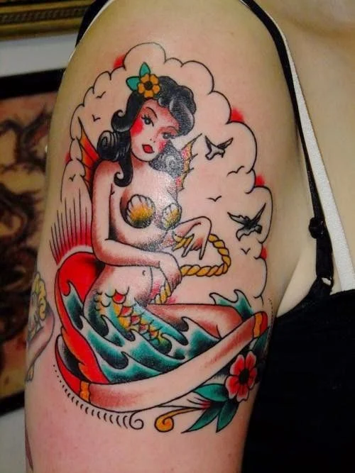 vemos una chica con un tatuaje en su brazo