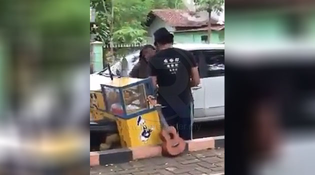 (Video) 'Kau tak sama level dengan anak aku, jangan mimpi nak jadi suami dia!' - Ibu marah penjaja makanan yang bercinta dengan anaknya