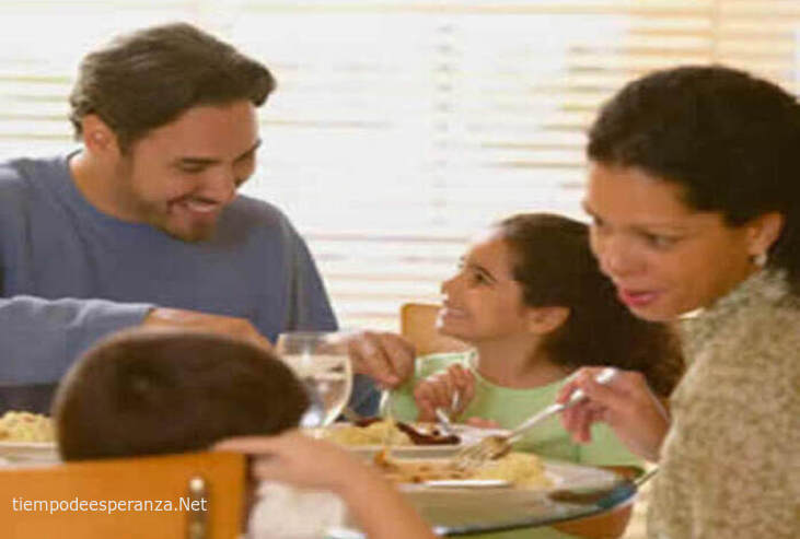 Padres e hijos compartiendo y almuerzo juntos