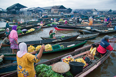 Pasar terapung Muara Kuin