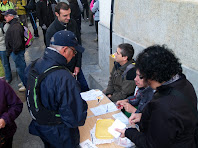 La taula de les inscripcions davant mateix de la Casa de la Vila