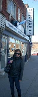 Moni en la puerta del Restaurante Argentino de Montreal