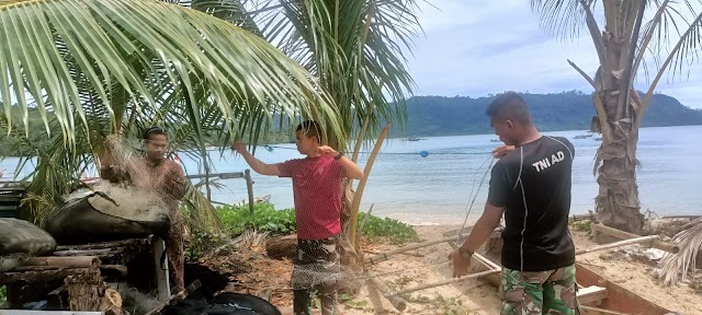 Bantu orang tua asuh, Tim Satgas TMMD Perbaiki Alat Tangkap Ikan