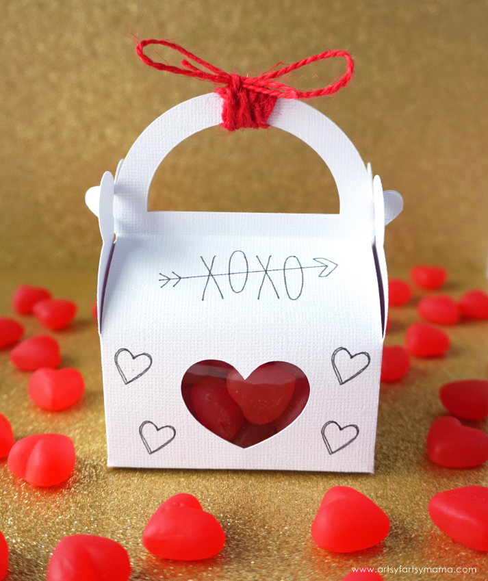 Surprise your Valentine with these easy-to-make Valentine's Day Treat Boxes made with the Cricut!