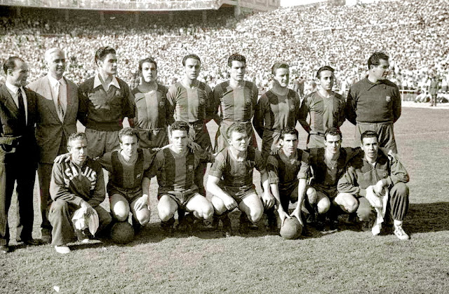 F. C. BARCELONA. Temporada 1952-53. César (de paisano), Fernando Daucik (entrenador), Ramallets, Seguer, Biosca, Segarra, Gonzalvo III, Flotats y Velasco (portero suplente); Ángel Mur (masajista), Basora, Bosch, Kubala, Moreno,  Manchón y Claudio (utillero). C. F. BARCELONA 2 (Kubala, Manchón) ATLÉTICO DE BILBAO 1 (Venancio). 21/06/1953. Copa del Generalísimo, final. Madrid, estadio de Chamartín. El Barcelona gana la Copa de España por 12ª vez.