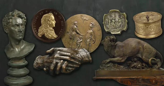 Lịch sử của tượng đồng – Ví dụ về đồ bằng đồng bao gồm tượng bán thân, huy chương, tác phẩm điêu khắc bàn tay siết chặt, tượng con báo và đồng hồ để bàn bằng đồng mạ vàng (ảnh: fineart-restoration)