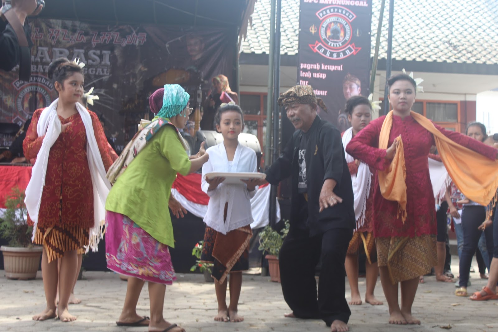 Kesenian Tradisional Jawa barat ~ AKSAN INDONESIA