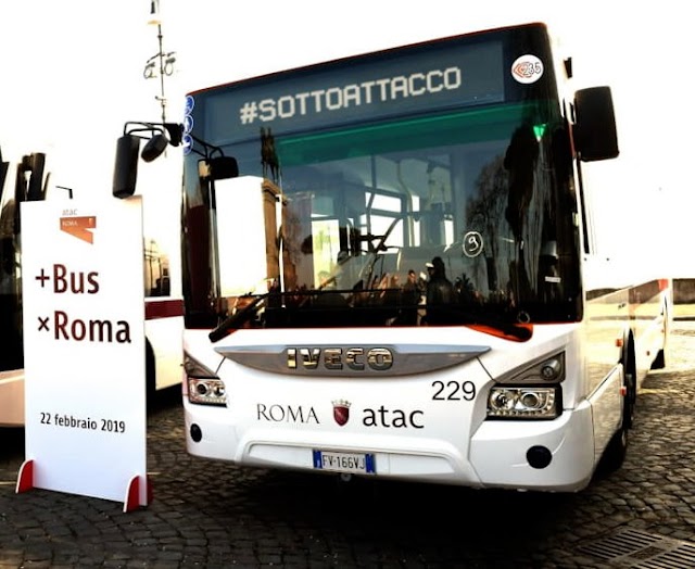 Trovato senza biglietto sul bus aggredisce due controllori