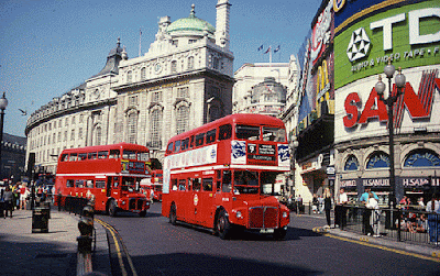  Sejarah Kota London     Kota London merupakan salah satu kota metropolis yang besar di dunia. Dengan luas wilayah 1554 km2 dan jumlah penduduk 8 juta jiwa. Kota ini termasuk kota yang sibuk dan padat. Gedung-gedung pencakar langit, perkantoran, serta pusat-pusat perbelanjaan memenuhi kota ini. Asal-usul kota ini adalah dari sebuah batu peninggalan sejarah. Berdirinya kota London di awali dari adanya sungai Thames. Dengan adanya sungai ini merupakan awal mulanya peradaban kota London di bentuk. Dengan panjang 204km dan kedalaman 24m, sungai Thames berupakan sungai yang membentang membelah kota London serta menghubungkan kota London dengan dunia. North bank adalah nama jembatan yang pertama dibuat untuk menghubungkan kota London yag terbelah sungai thames.  Lalu berdiri pula London bridge yang disebut juga dengan “city on a bridge”. Namun karena keberadaannya menghalangi kapal-kapal yang melewati sungai thames maka pada tahun 1831 jembatan ini dirubuhkan dan diganti dengan jembatan yang dapat dibuka tutup ketika kapal lewat menggunakan teknologi hidrolik yaitu Tower bridge. Sampai saat ini ada 30 jembatan yang berdiri diatas sungai thames. Walaupun membawa banyak kemakmuran bagi rakyat London, namun sungai ini juga membawa banyak musibah. Air pasang dan surutnya serta angin atlantis yang bertiiup