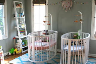 habitación de bebé con paredes color gris