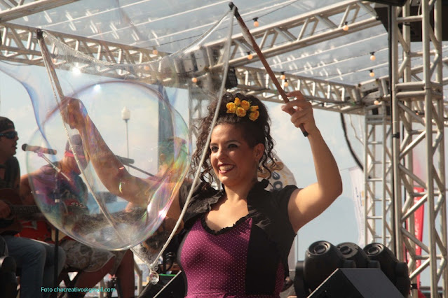 Artista circense com Bolhas Gigantes de Humor e Circo se apresentando no evento ao ar livre Ilha Bela Sunset em SP.