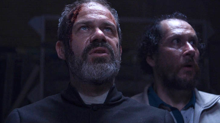 Juli Fàbregas e Hector Illanes como Menéndez e Sebas no filme 'Menéndez. Parte 1: El día del Señor', de Santiago Alvarado Ilarri