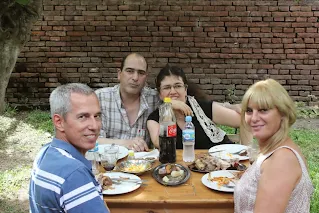 dos matrimonios comparten una mesa