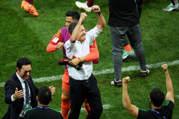 Juan Carlos Osorio festeja el triunfo de México sobre Alemania