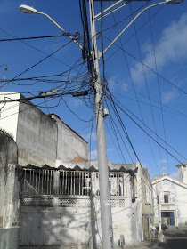 Fios soltos e armengagem nos postes, problema comum nas ruas do bairro