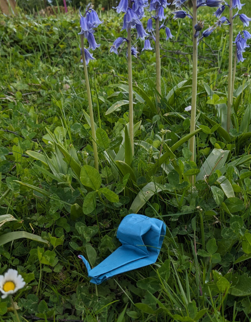 Escargot en origami dans une prairie fleurie